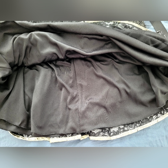 Beautiful strapless Prom Dress/Formal. Black and Gold. Sz 9/10 - Picture 8 of 11